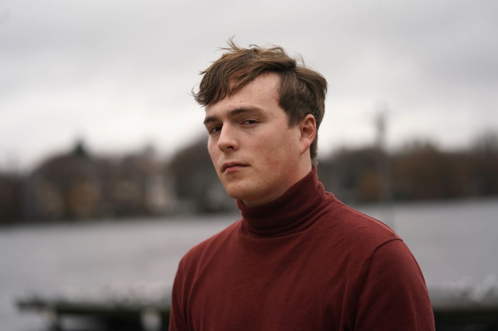 Der Musiker, Sänger und Songwriter Michèl von Wussow steht während eines Fototermins an der Außenalster.