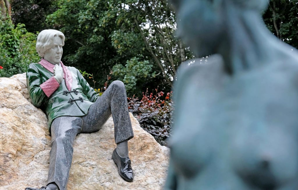 Gleich gegenüber vom Oscar Wilde House steht, oder besser: liegt im Merrion Square Park eine Statue des berühmten Schriftstellers.