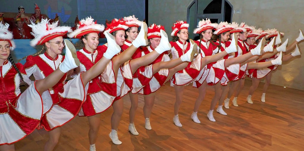 Der erste Tanz beim Hessener Karneval gehörte auch an neuer Stätte der Prinzengarde.