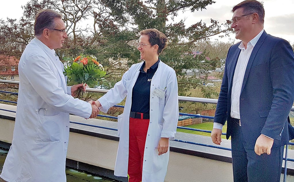 Der Geschäftsführer des Diakonie-Krankenhauses, Dirk Herrmann (r.) und sein ärztlicher Direktor Dr. Dr. Daniel Kügler begrüßten mit Dr. Heike Schwede die neue Team-Chefärztin für Anästhesie, Intensiv- und Notfallmedizin. Auf der Terrasse hinter Station II konnten sie auf den Mundschutz verzichten.