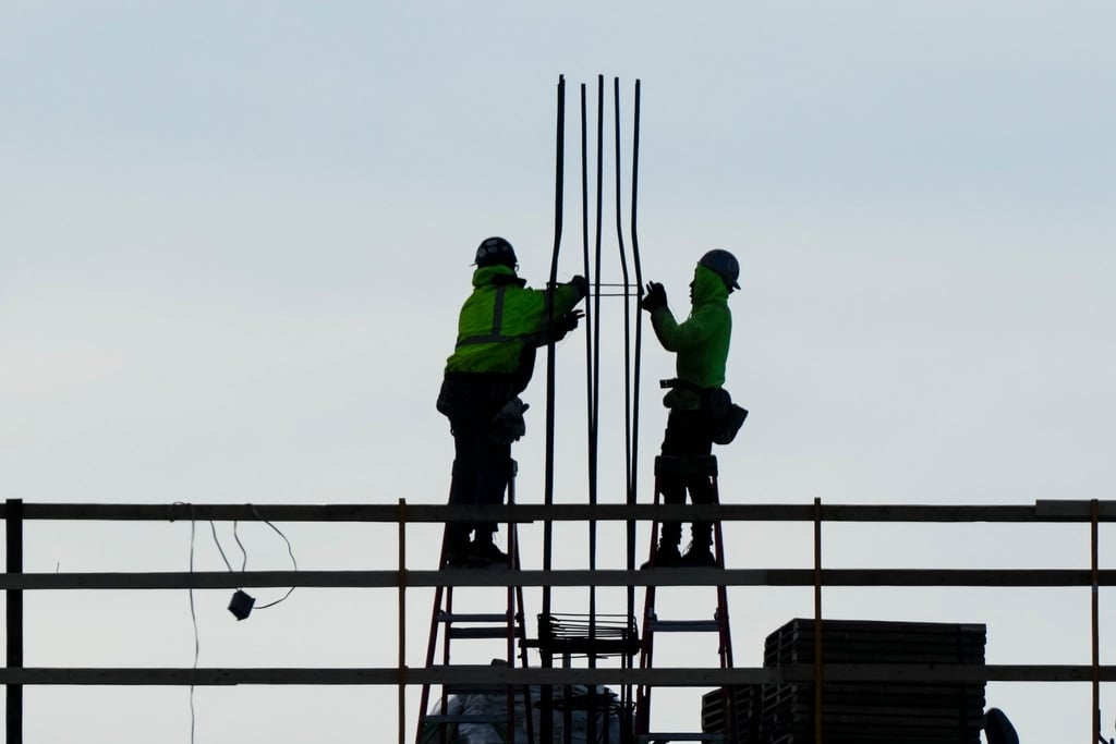 Bauarbeiter arbeiten an einem Gebäude in Philadelphia. In den USA ist die Arbeitslosigkeit Ende 2022 überraschend gesunken.