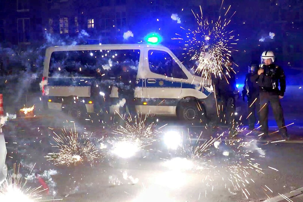 Nicht nur in Berlin (Foto), sondern auch in Magdeburg kam es in der Silvesternacht offenbar zu gezielten Feuerwerks-Abschüssen auf Feiernde und Einsatzkräfte.