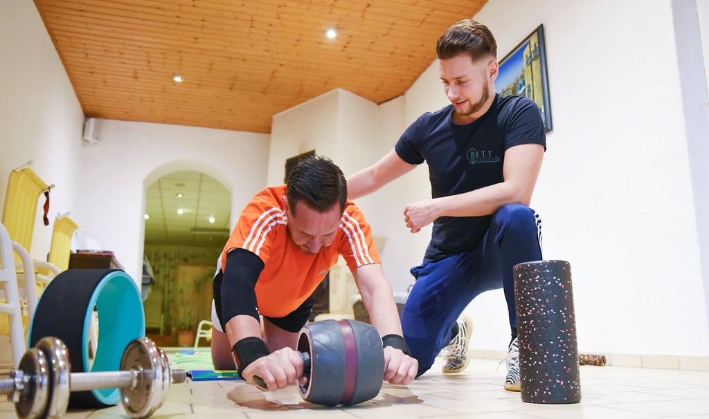 Für seine Kunden (hier Torsten Winger) erarbeitet Robin Topf (re.) ein individuelles Trainingsprogramm.