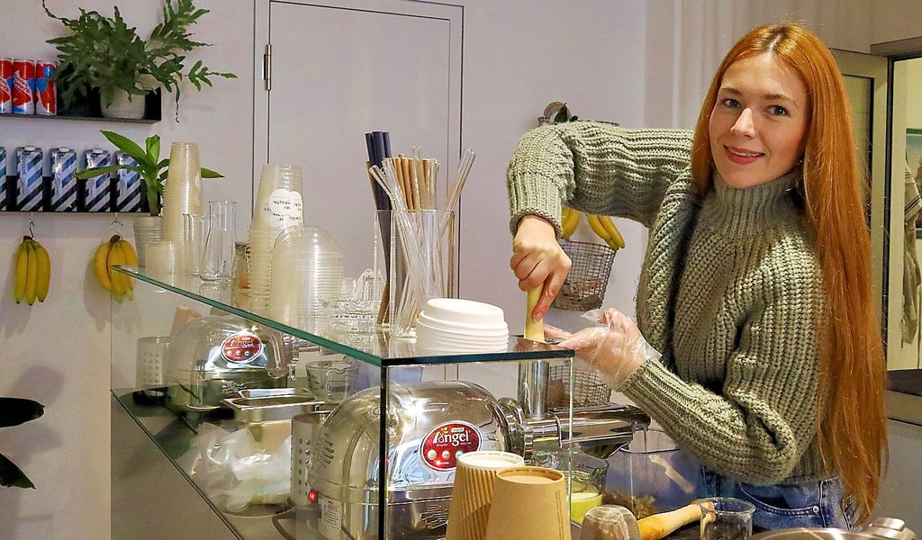 Caronline Täschner verkauft in ihrem Café am Kaulenberg Säfte, Kaffee und Tagessuppen.