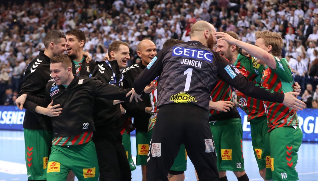 Mit der Schlusssirene war der Jubel bei Lukas Mertens (v. l.) und den Grün-Roten über den Einzug ins Pokal-Final4 groß – aber nur von kurzer Dauer. Mit dem Ausfall von Magnus Saugstrup schluckten die Magdeburger eine bittere Pille.