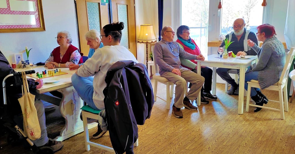Das Café Eckstein im Erdgeschoss eines Wohnblocks der SWG ist beliebt bei Senioren im Stadtteil Stendal-Stadtsee. „Hier sind Freundschaften entstanden“, sagt Patricia Kalz (3.v.r.).