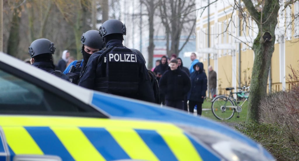 Das  SEK ist am Donnerstag in Merseburg-West im Einsatz.