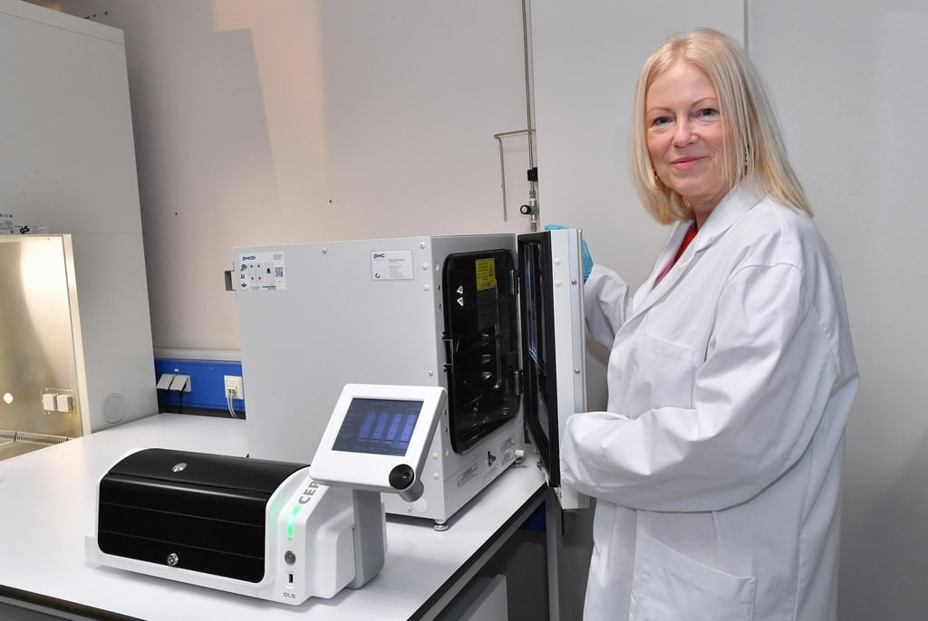 Monika Röntgen, Leiterin des Projektes „Cellzero Meat“, steht an einem Bioreaktor.