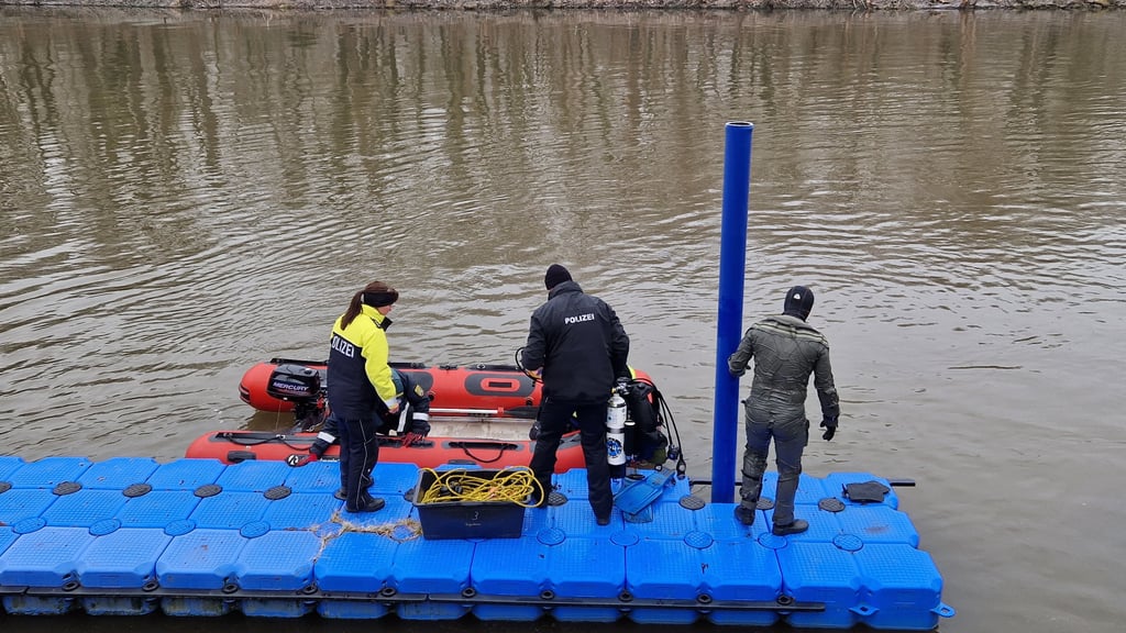 Taucher suchen in der Saale nach dem vermissten Mann.