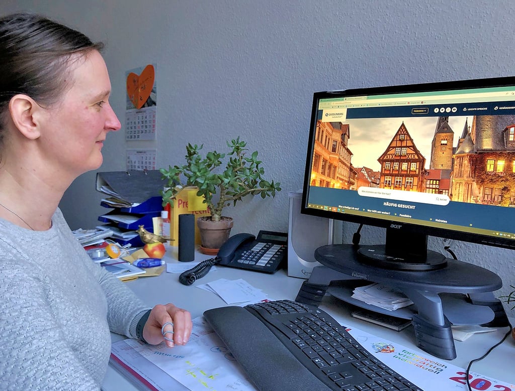 Romy Wisniewski von der Stabsstelle Öffentlichkeitsarbeit zeigt die Startseite des neuen Internetauftritts der Welterbestadt Quedlinburg.