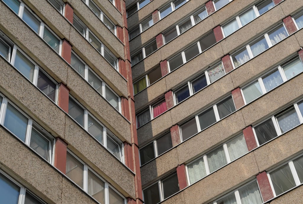 Ein Hochhaus in einem Plattenbaugebiet.