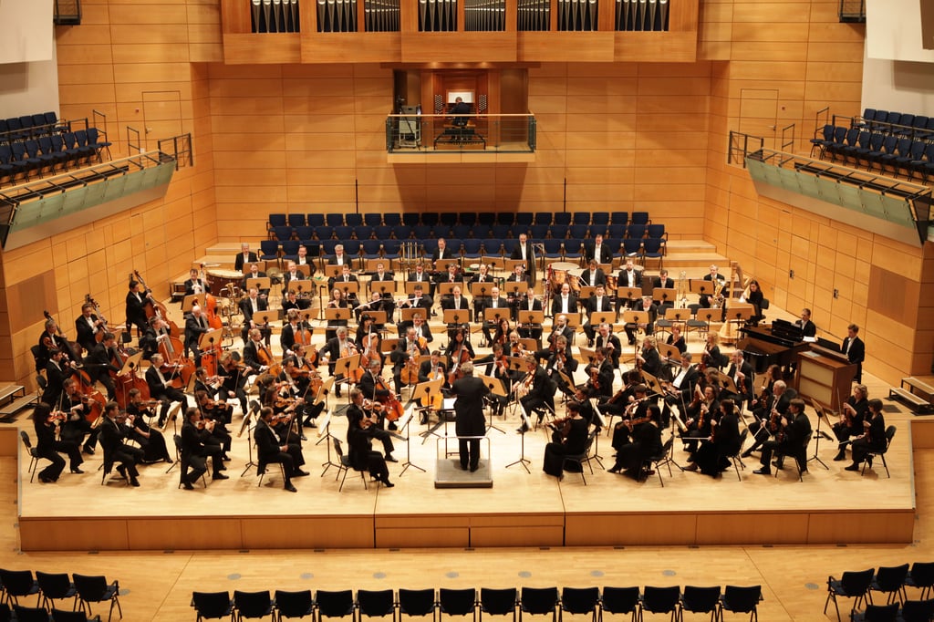 Die Musikerinnen und Musiker der Staatskapelle wollen das traditionelle Silvesterkonzert auch 2024 selbst in der Händelhalle spielen.