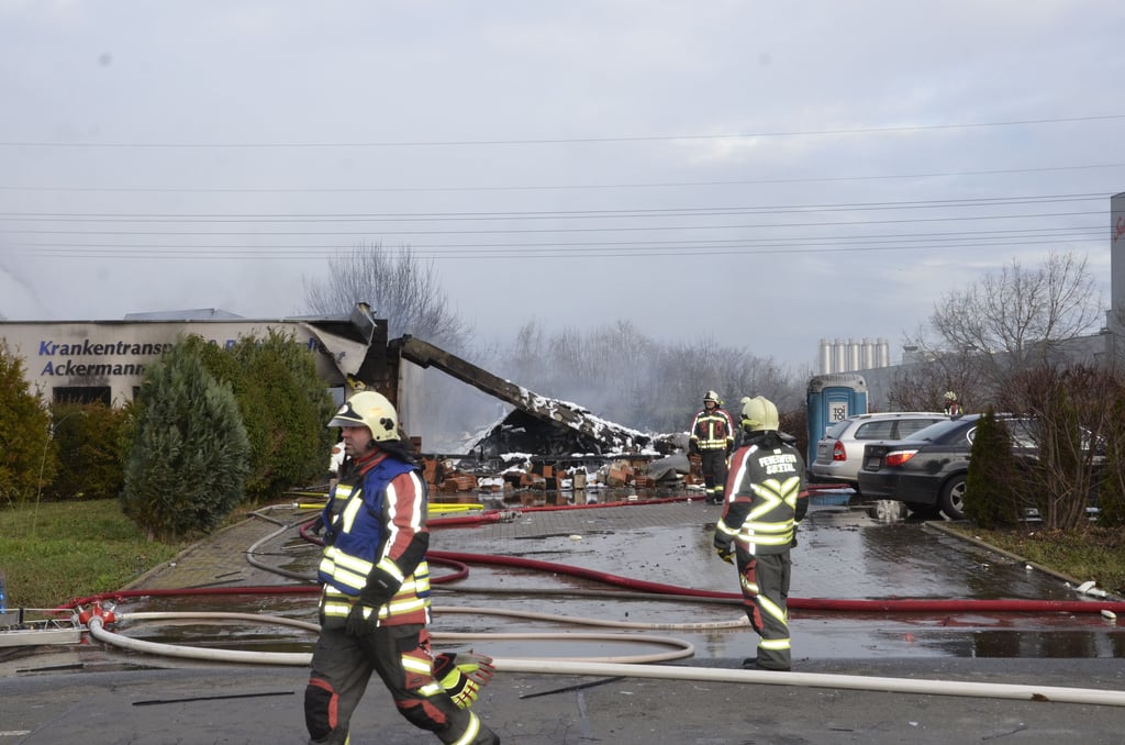Die Rettungswache in Osterweddingen ist abgebrannt. 28 Feuerwehrleute aus dem Sülzetal waren im Einsatz.