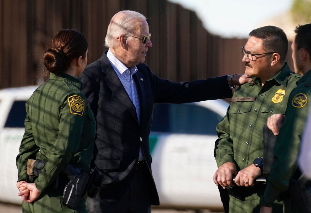 US-Präsident Joe Biden (M) spricht mit Grenzschutzbeamten an der US-mexikanischen Grenze in El Paso, Texas.