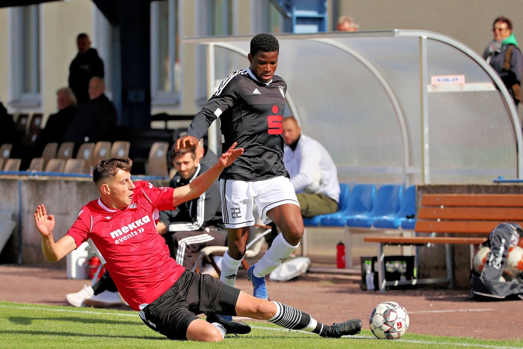Hatte mit dem MSC Preussen bei Eintracht Emseloh einen schwierigen Stand: Patrice Goudou (r.), der den Ehrentreffer erzielte.