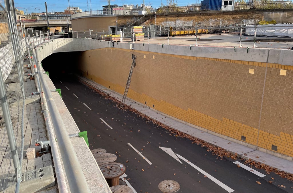 Blick in die Einfahrt zum Magdeburger City-Tunnel von Stadtfeld-Ost aus in Richtung Innenstadt.