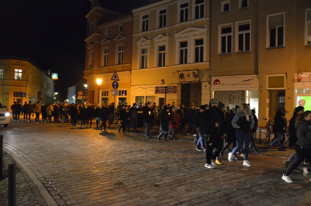 Gut 400 Spaziergänger gingen am Montag in Stendal auf die Straße.
