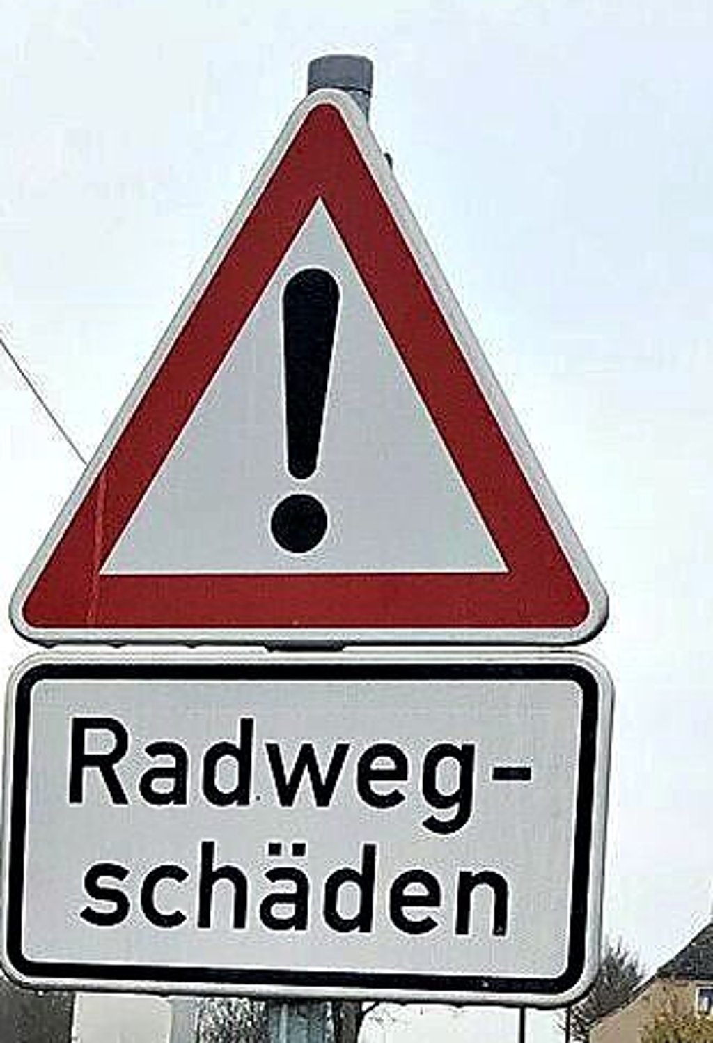 Mehrere dieser Schilder weisen auf den defektten Radweg hin.