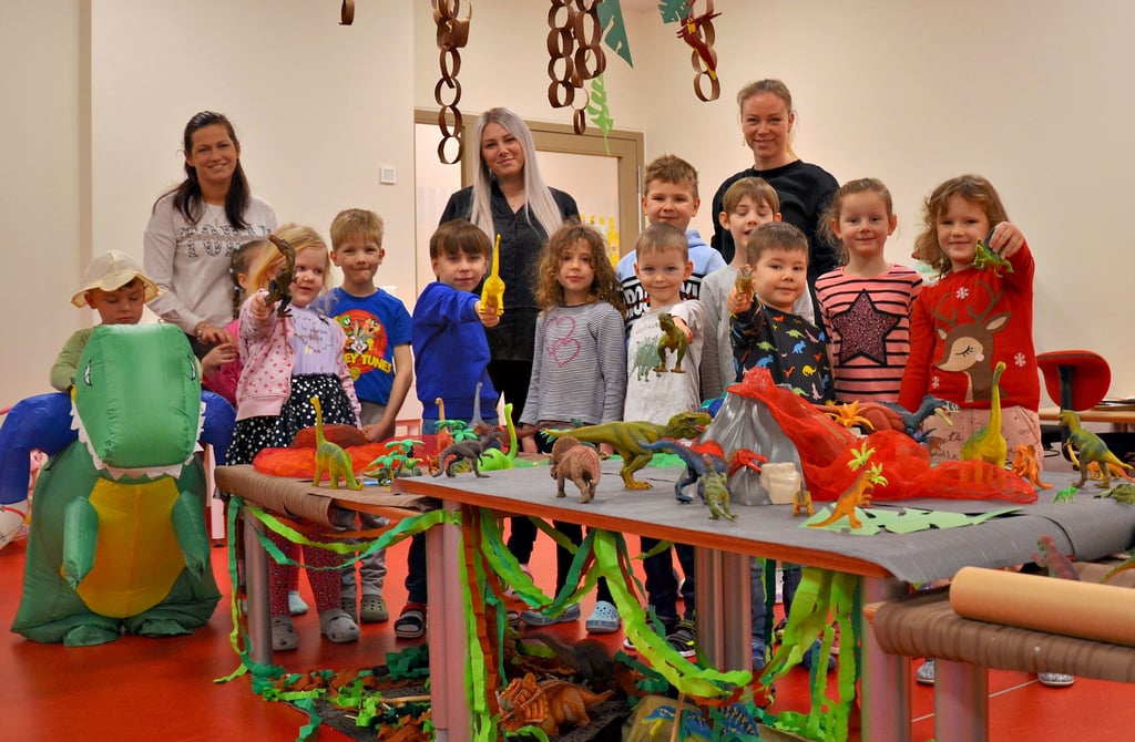 Stehen vor ihrem Urzeit-Museum: Kinder und Erzieherinnen in der Kita Lagenweddigen.