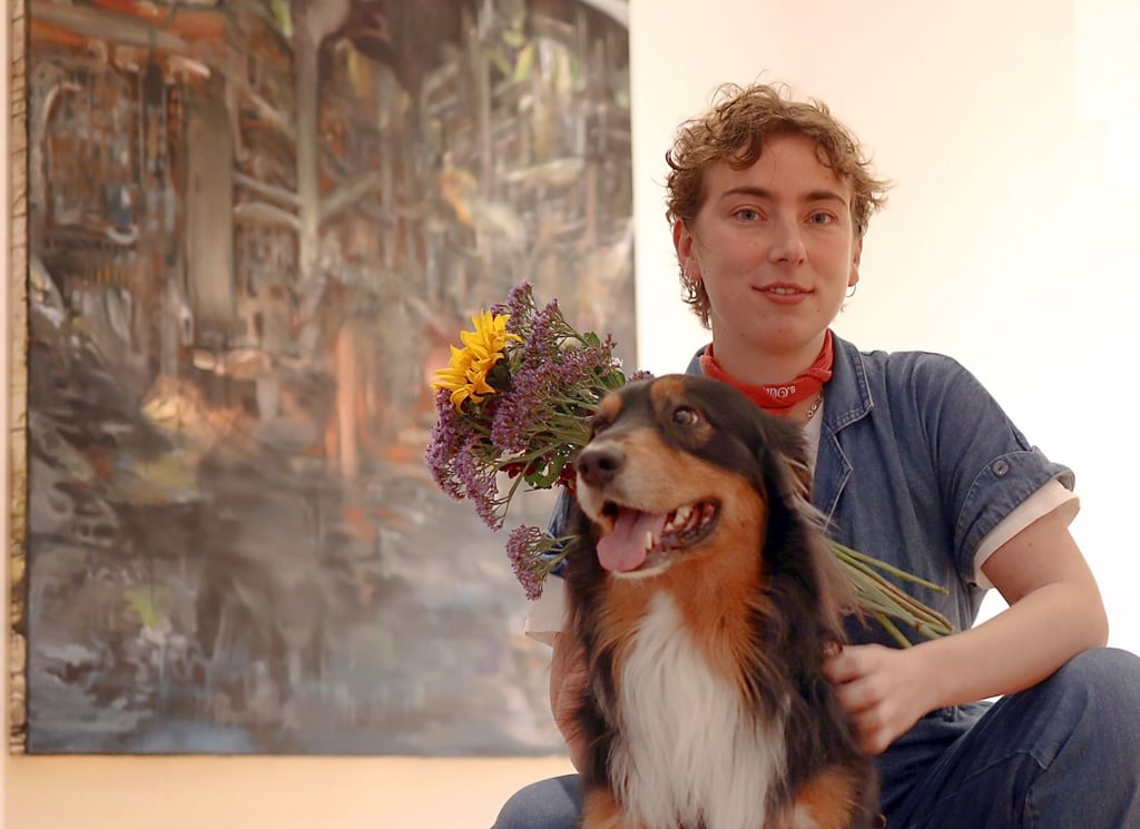 Elektra Tzamouranis und ihr Hund Akira:  Der Preisträgerin ist die Freude über den Kunstpreis der Sparkassenstiftung anzusehen. 