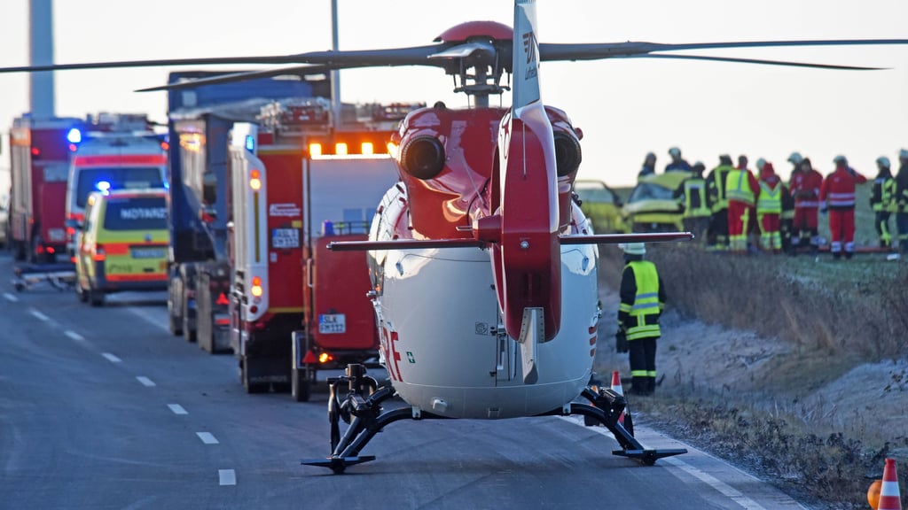 Nach einem Unfall zwischen Schackenthal und Sandersleben wurde auch der Rettungshubschrauber angefordert.