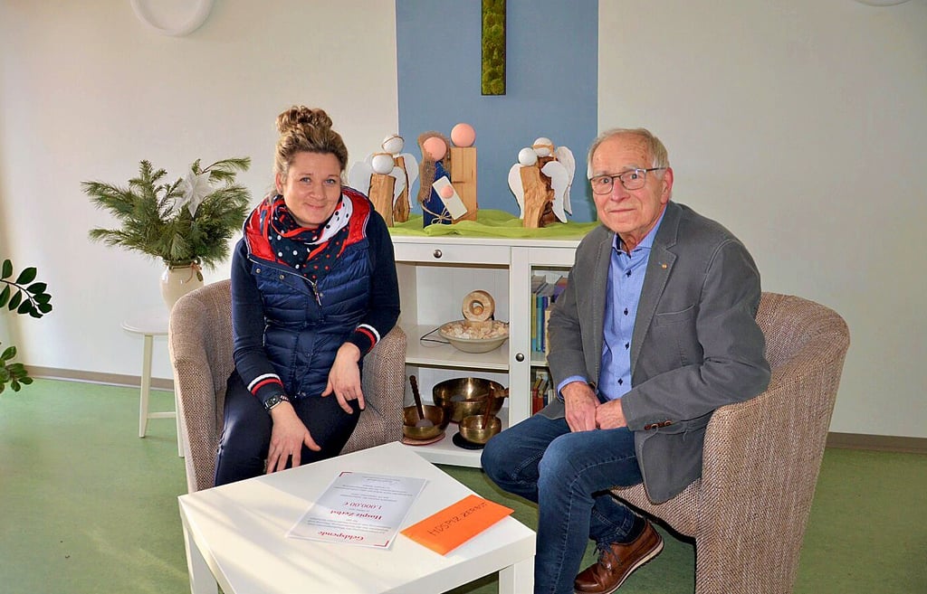 Jürgen Graßhoff überraschte Yvonne Knamm mit einer unerwartet hohen Spende für das Zerbster Anhalt-Hospiz.