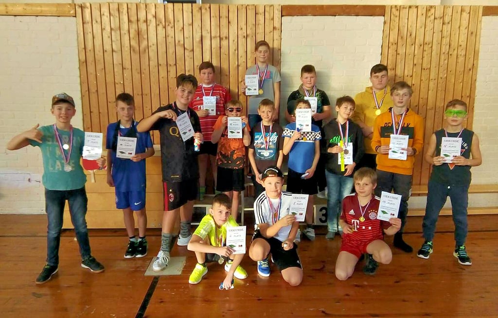 Die Schüler der Ganztagsschule Egeln, die am Tischtennisturnier teilgenommen hatten, zeigen stolz ihre Medaillen oder Urkunden.