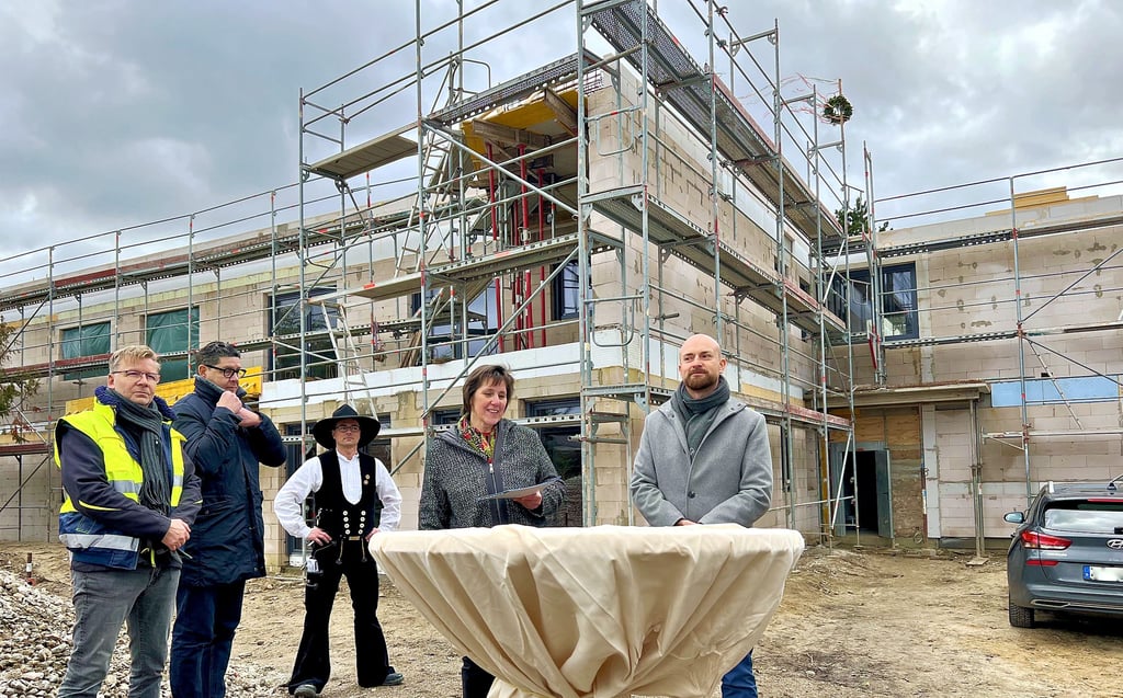 Für Patricia Metz (2. v. r), Geschäftsführerin der Diakonie Soziale Dienste gGmbH, ist das Richtfest ein Meilenstein am Standort Pouch.