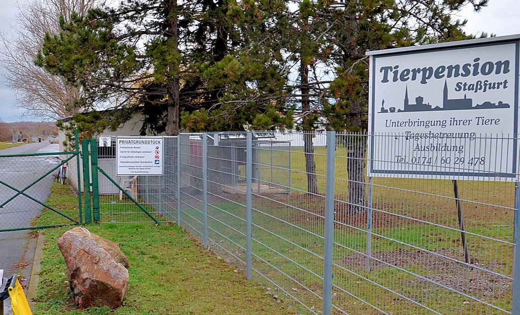 Mittlerweile steht ein Schild mit Telefonkontakt an der Tierpension Staßfurt. Die Einrichtung erbringt auch Dienstleistungen im Auftrag der Stadt Staßfurt in deren Bereich als Auffangstation für entlaufene Hunde.