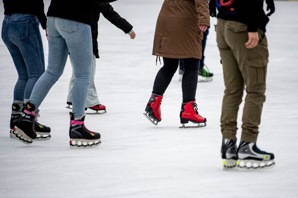 Besucher laufen auf der Eisfläche.