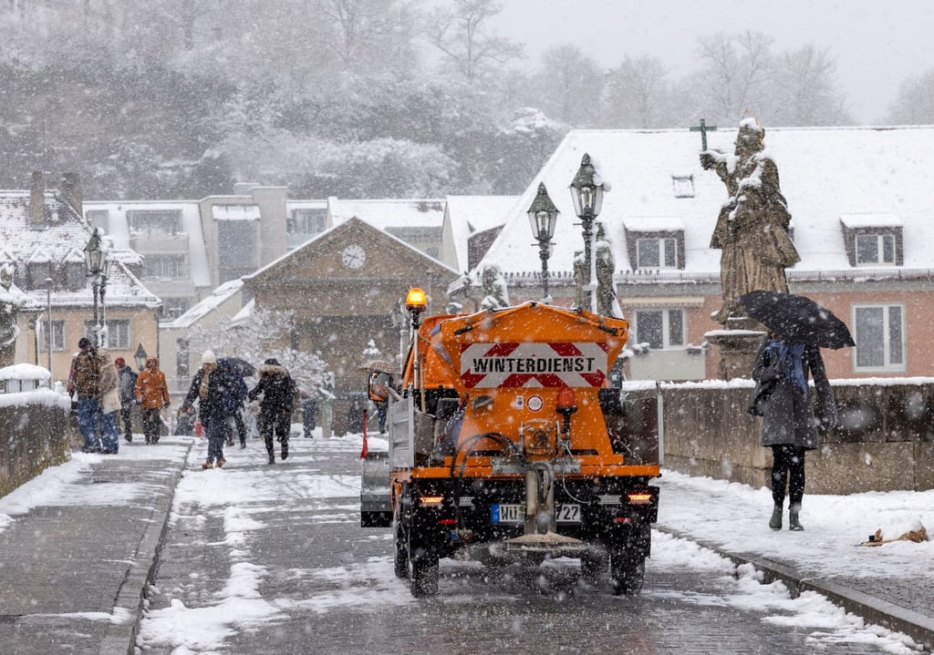 In Würzburg ist der Winterdienst im Einsatz.