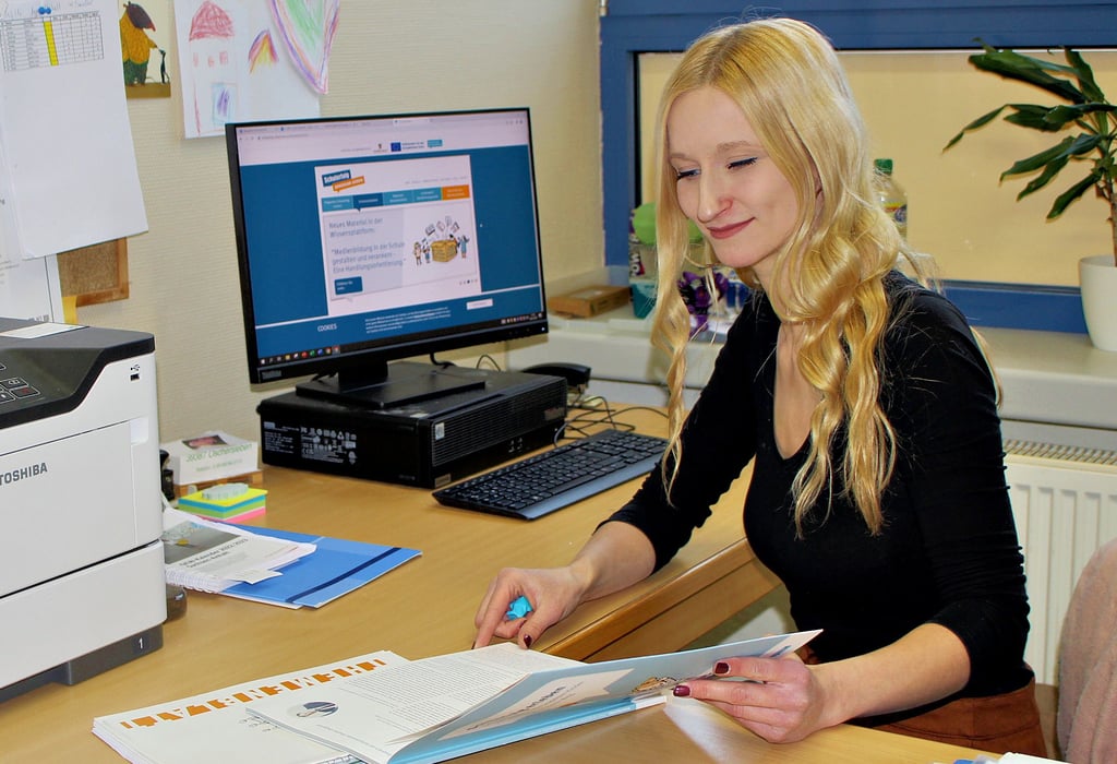 Die Arbeit von Jenny Reimann ist vielfältig. Führt sie keine Gespräche mit Jugendlichen, nutzt sie zum Beispiel ihr kleines Büro, um sich mit Ämtern zu vernetzen.
