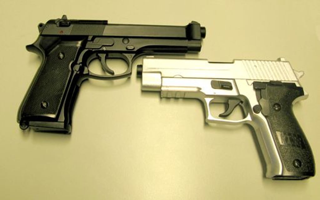 Das Foto der Polizei zeigt zwei Softair-Pistolen, die  täuschend echt aussehen. Als solche fallen  sie unter das Waffenrecht.  