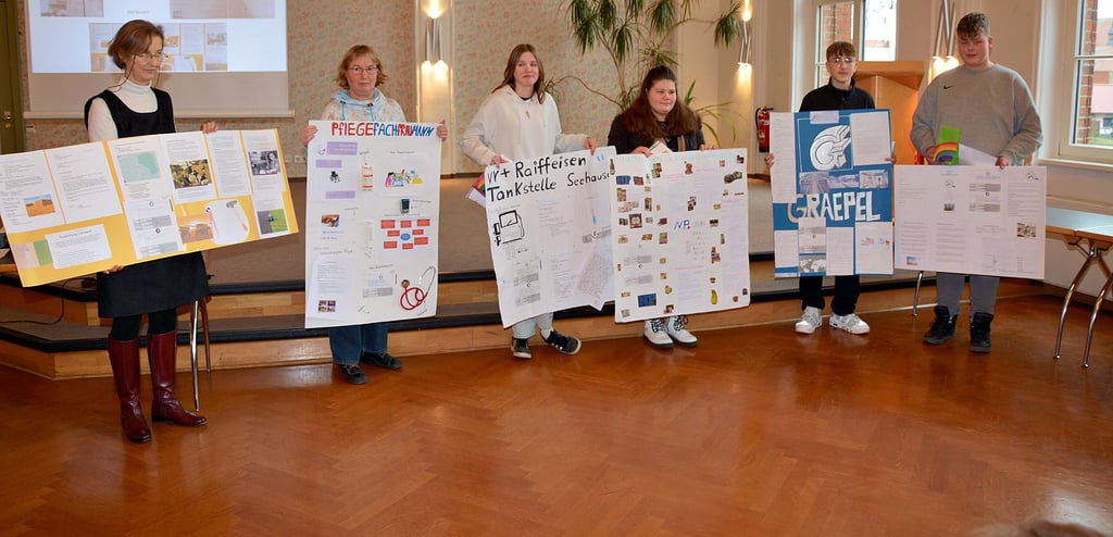 Die besten Bewertungen für ihr Engagement bei den ersten Praxislerntagen der achten Klassen im vergangenen Jahr bekamen Cedric Torno (v. r.), Mattis Korn, Emily Görke und Mira Harzer. Nicht mit auf dem Bild Emily Drews und Phil Kunert, die ebenfalls sehr gut bewertet wurden. Deren projektbegleitende Wandzeitungen präsentierten Lehrerin Petra Schmidt und Schulleiterin Ute Voigt (l.).
