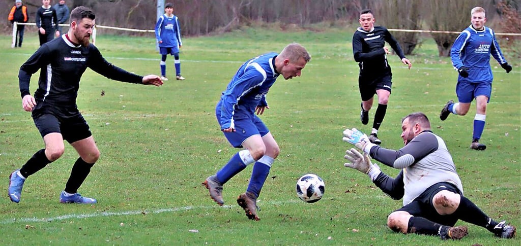 Das Duell Roßla (schwarz) gegen Brücken endete am Sonntag 2:2.