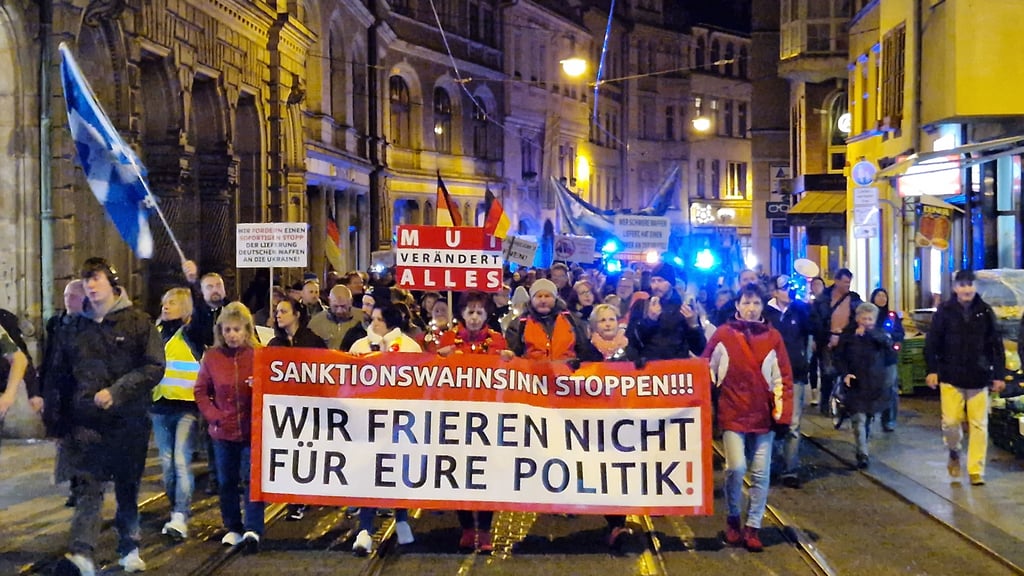 Die Demonstranten ziehen durch die Schmeerstraße zum Marktplatz.