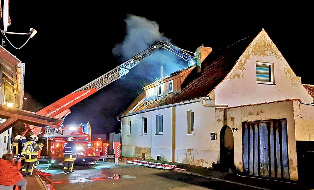 Auch die Drehleiter kam bei den Löscharbeiten zum Einsatz.