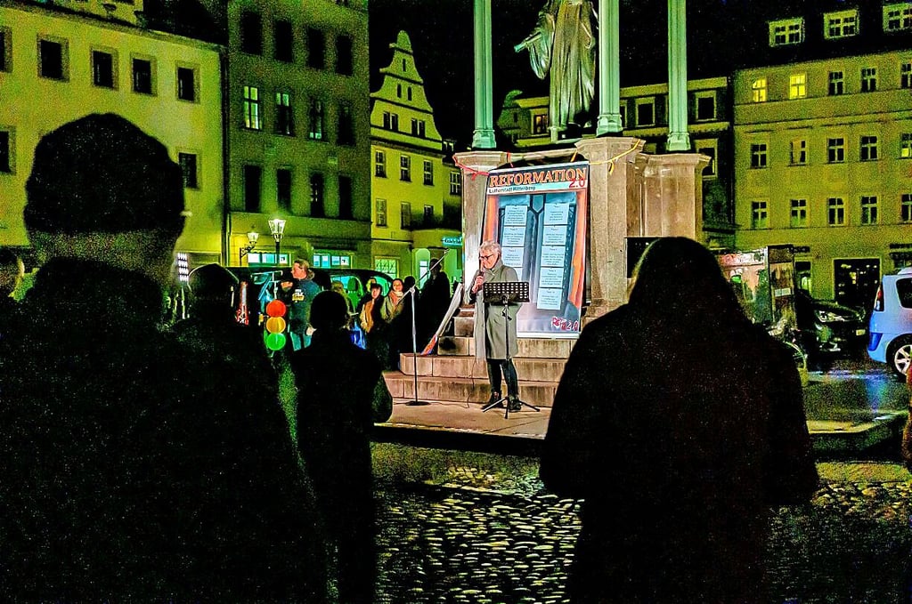 Protest-Banner am Wittenberger Melanchthon-Denkmal