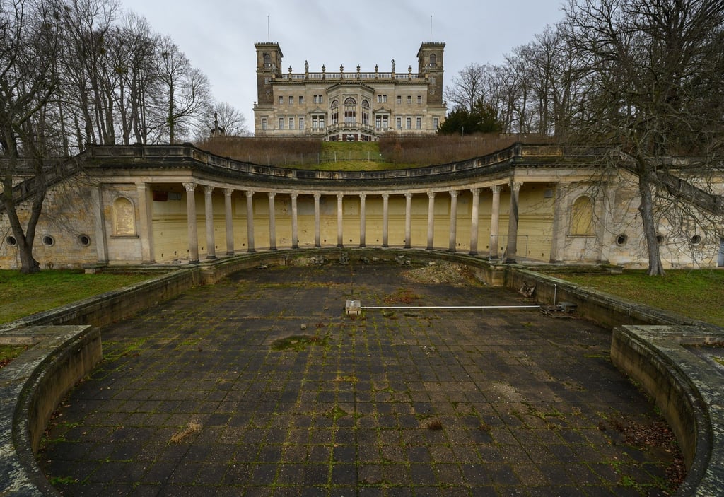 Blick auf das Römische Bad am Schloss Albrechtsberg.