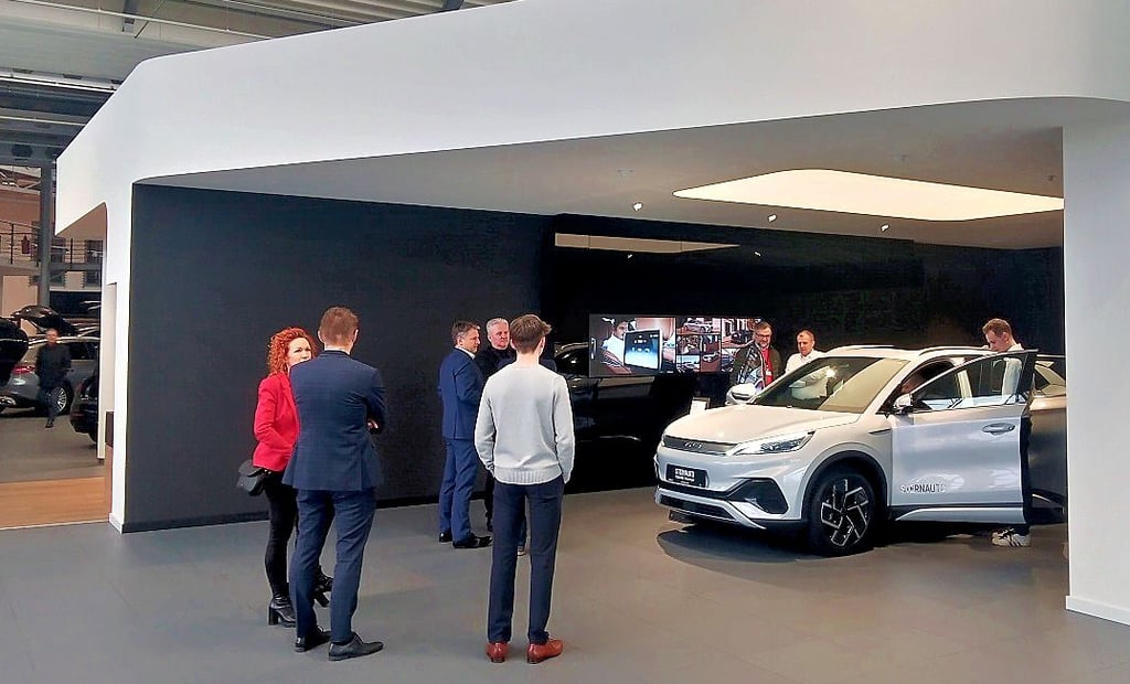 In einem Kubus werden bei Sternauto am Großen Silberberg in Magdeburg die neuesten Fahrzeuge präsentiert.