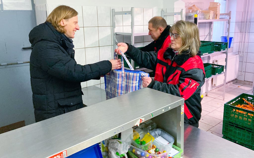 Christiane Meyenburg (r.) gibt seit zwölf Jahren bei der Zeitzer Tafel in der Freiligrathstraße Lebensmittel aus.