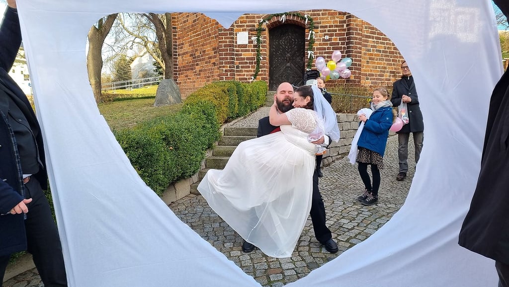 Das 50. und letzte Hochzeitspaar im Jahr 2022 in Havelberg waren am 30. Dezember Martin Fürstenberg und Carolin Fürstenberg, geb. Till. Sie hatten sich in der St.-Annen-Kapelle das Jawort gegeben.