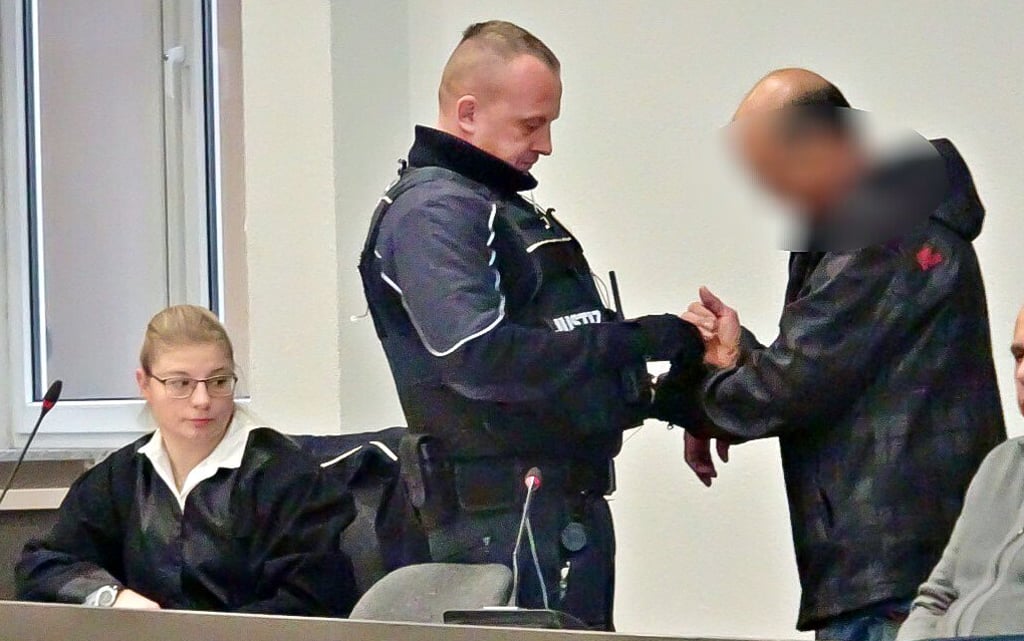 Der Angeklagte vor dem Landgericht in Dessau.