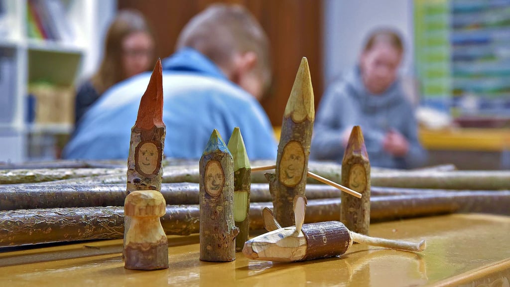 Ergebnisse eines Schnitzkurses im Museum, wie sie schon nach kurzer Zeit möglich sind.