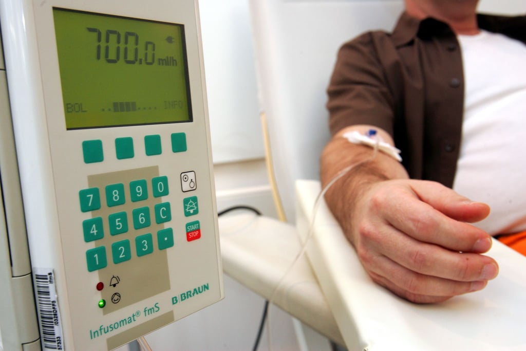 Wenn die Chemotherapie bei einer Krebserkrankung nicht mehr helfen kann, muss die Krankenversicherung die Kosten für eine alternative Therapie tragen - zumindest unter gewissen Voraussetzungen.