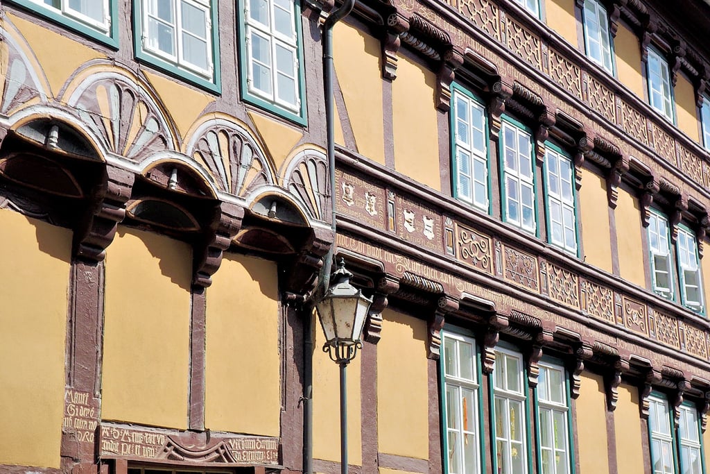 Die Kapellenstraße 1, bestehend aus zwei repräsentativen Häusern, die wiederum zwei Baustile vertreten. Der Gebäudeteil links von 1537 mit seinen Fächerrosetten im niedersächsischen Fachwerkstil, das Gebäude rechts von 1612 aus der letzten Phase vor dem 30-Jährigen Krieg.
