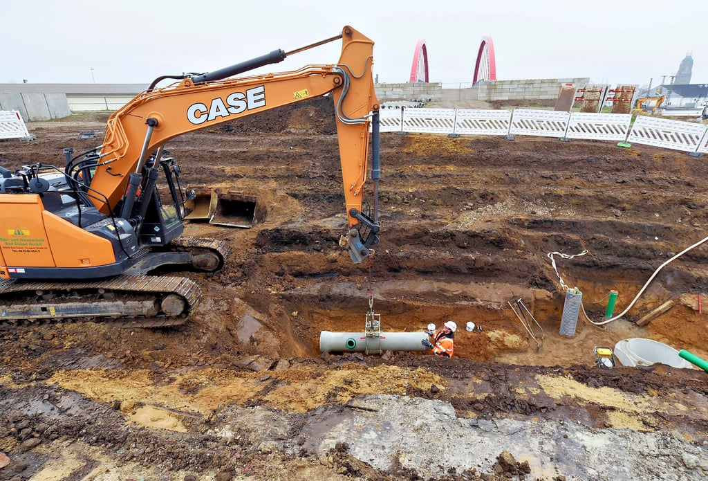 In etwa fünf Metern Tiefe arbeiten auf der Südseite der Hohen Brücke in Köthen Spezialisten und verlegen neue Kanalrohre.