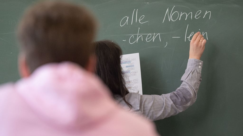 Ein Schüler sitzt in einem Klassenzimmer.