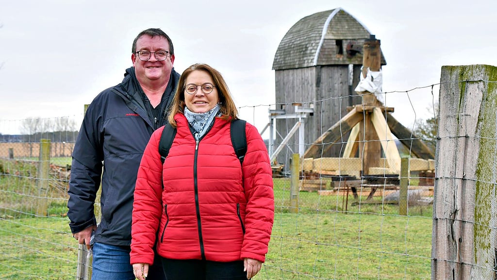 Noch steht die Mühle in Etingen neben dem sanierten Bock. Jürgen Kilian ist der Mühlenwart im Etinger Mühlenverein. Seine Frau Jördis ist die Ururenkelin des einstigen Mühlenbesitzers.