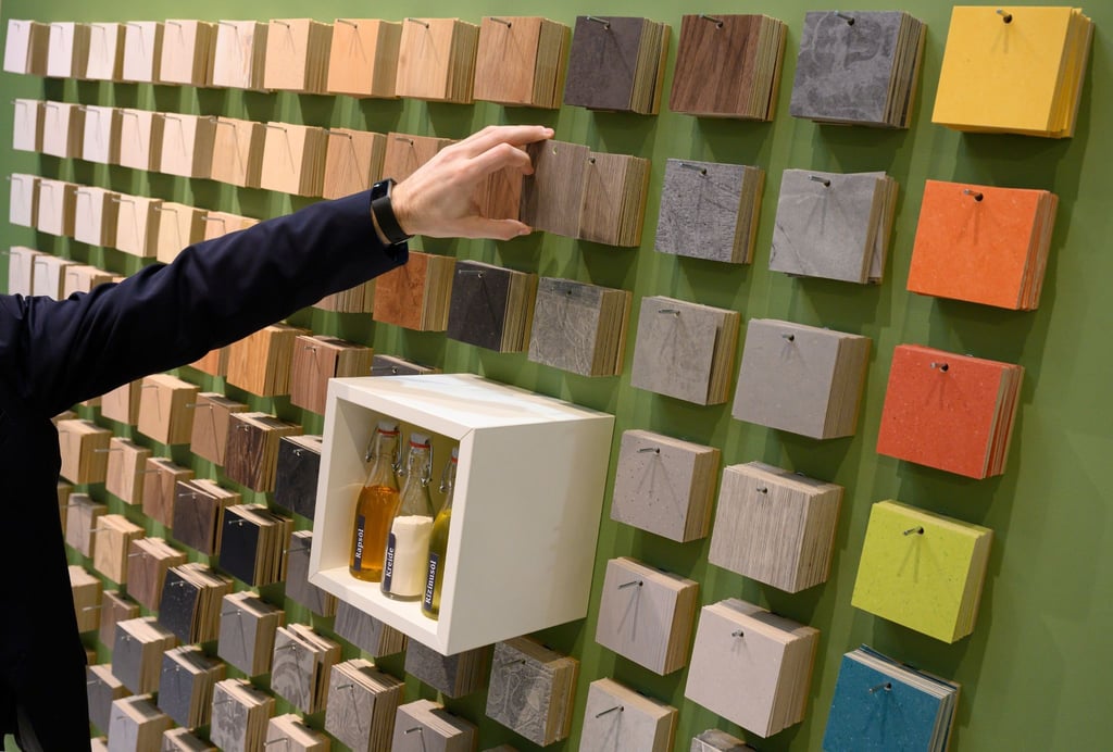Fußböden gibt es natürlich in allen Farben. Im Kommen sind laut Trendexperten aber insbesondere dunkelbraune bis schwarze Beläge (Archivbild von der Domotex 2020).